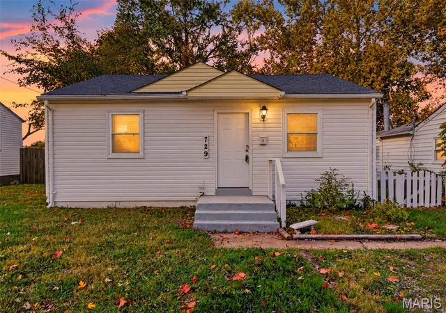 Single family home for sale at 729 Beardsley Ct, Saint Louis, MO 63135 | MLS# MIS26052025