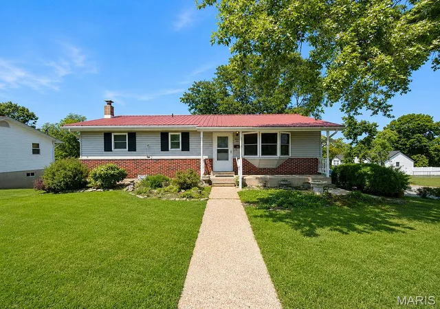 2nd image of 320 N 11th St, De Soto, MO 63020 | MLS# MIS26052032