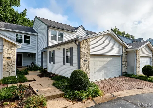 Photo 2 of Single family home for sale at 16463 Cobbleskille Dr, Chesterfield, MO 63017 | MLS# MIS26052042 | Listing updated on 2026-08-23