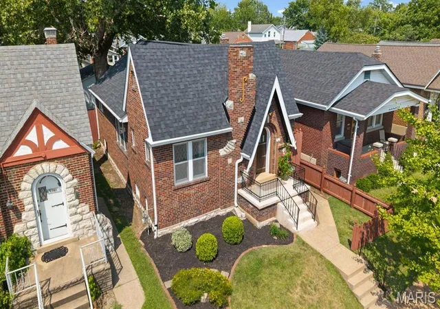 Photo 2 of Sale Pending at 6427 Pernod Ave, Saint Louis, MO 63139 | MLS# MIS26052056 | Listing updated on 2026-08-27