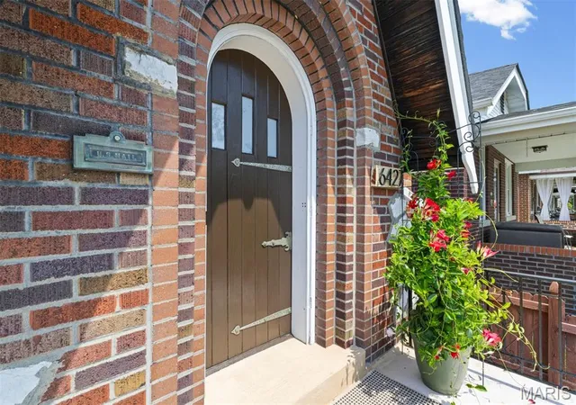 Photo 3 of Sale Pending at 6427 Pernod Ave, Saint Louis, MO 63139 | MLS# MIS26052056 | Listing updated on 2026-08-27