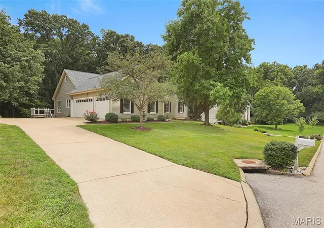 Photo 1 of Sale Pending at 1154 S Charlemagne Dr, Lake Saint Louis, MO 63367 | MLS# MIS26052057 | Listing updated on 2026-08-16