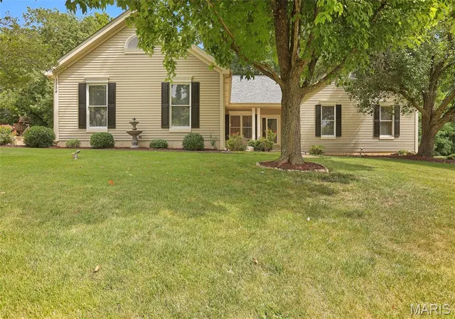 Photo 2 of Sale Pending at 1154 S Charlemagne Dr, Lake Saint Louis, MO 63367 | MLS# MIS26052057 | Listing updated on 2026-08-16