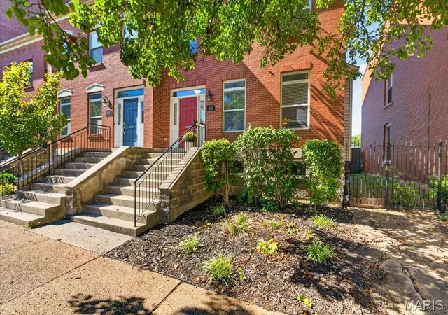 Photo 2 of Sale Pending at 1611 S 11th Street, Saint Louis, MO 63104 | MLS# MIS26052061 | Listing updated on 2026-10-01