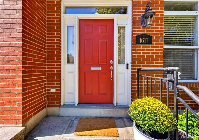 Photo 3 of Sale Pending at 1611 S 11th Street, Saint Louis, MO 63104 | MLS# MIS26052061 | Listing updated on 2026-10-01
