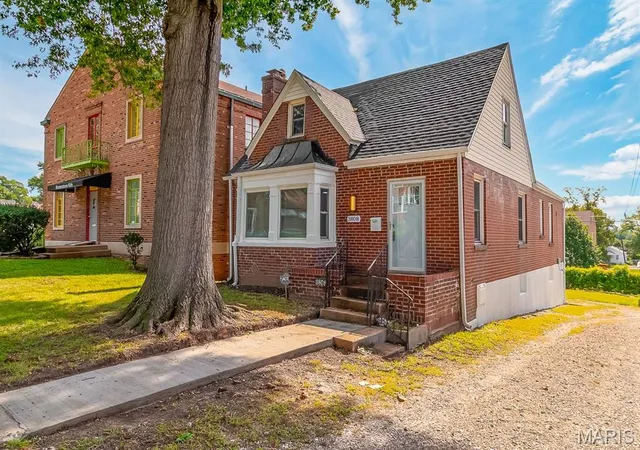 Photo 3 of Sale Pending at 3808 Colonial Ave, Saint Louis, MO 63121 | MLS# MIS26052067 | Listing updated on 2026-09-19
