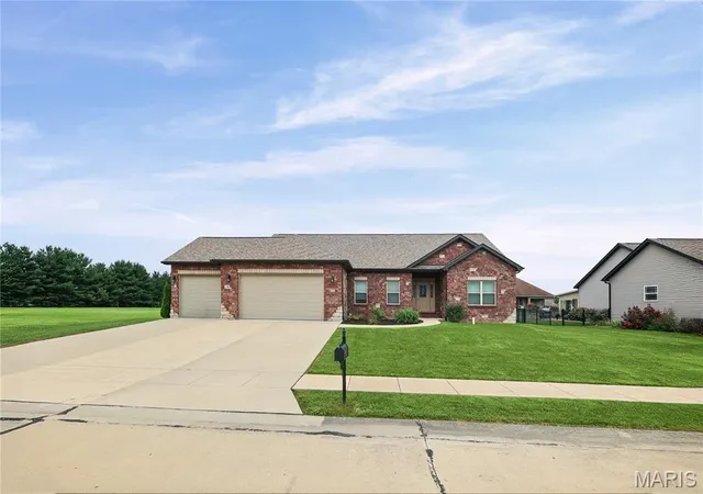 Photo 2 of Single family home for sale at 373 Canadian Dr, Staunton, IL 62088 | MLS# MIS26052081 | Listing updated on 2026-08-30