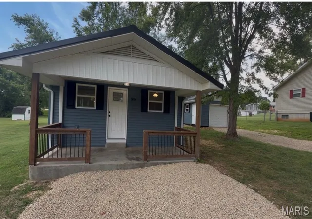 3rd image of 1404 E Ridge Rd, Desloge, MO 63601 | MLS# MIS26052106