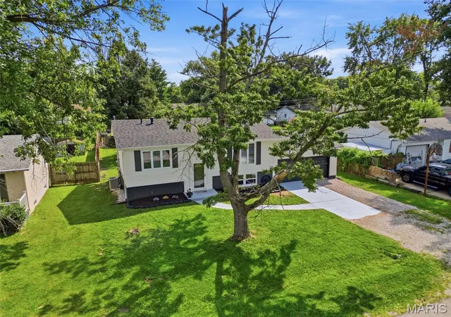 3rd image of 223 Bachman Ln, Godfrey, IL 62035 | MLS# MIS26052107