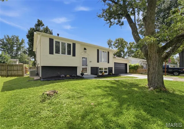 4th image of 223 Bachman Ln, Godfrey, IL 62035 | MLS# MIS26052107