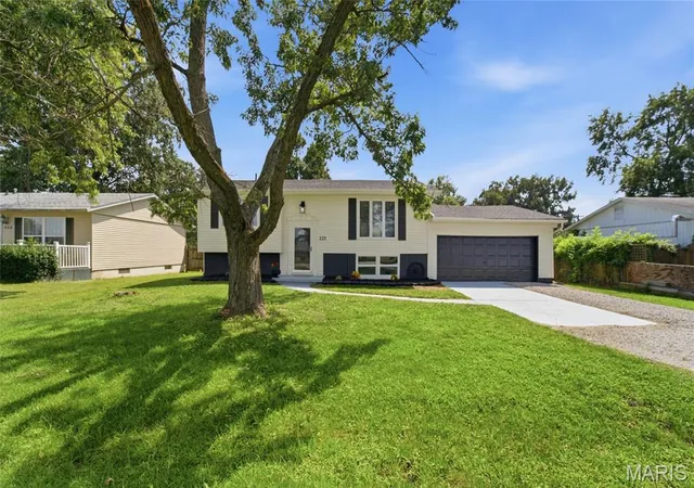 5th image of 223 Bachman Ln, Godfrey, IL 62035 | MLS# MIS26052107