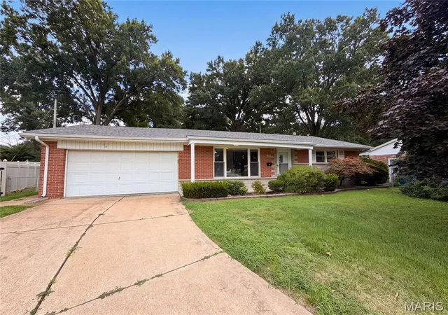 Photo 1 of Single family home for sale at 871 Wycliffe Ct, Saint Louis, MO 63125 | MLS# MIS26052109 | Listing updated on 2026-09-07