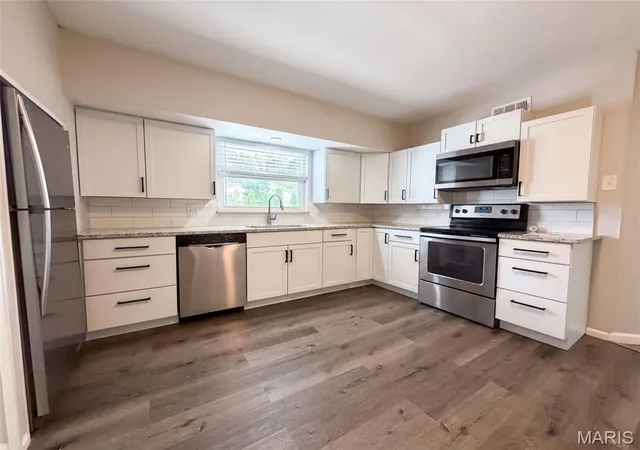 Photo 2 of Single family home for sale at 871 Wycliffe Ct, Saint Louis, MO 63125 | MLS# MIS26052109 | Listing updated on 2026-09-07