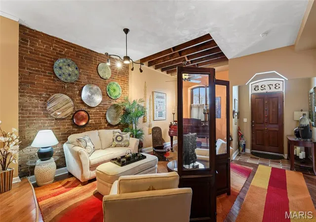 Photo 3 of Sale Pending at 3725 N 20th St, Saint Louis, MO 63107 | MLS# MIS26052115 | Listing updated on 2026-09-05