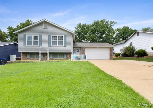 Photo 1 of Sale Pending at 2843 Park Valley Dr, Saint Peters, MO 63376 | MLS# MIS26052118 | Listing updated on 2026-08-31