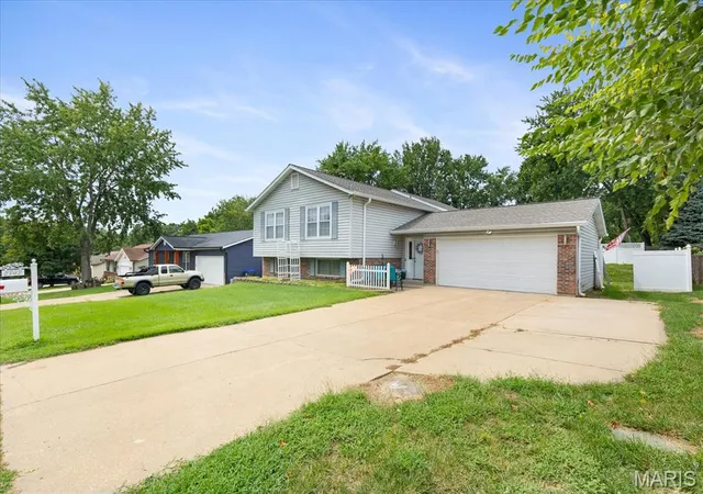 Photo 2 of Sale Pending at 2843 Park Valley Dr, Saint Peters, MO 63376 | MLS# MIS26052118 | Listing updated on 2026-08-31