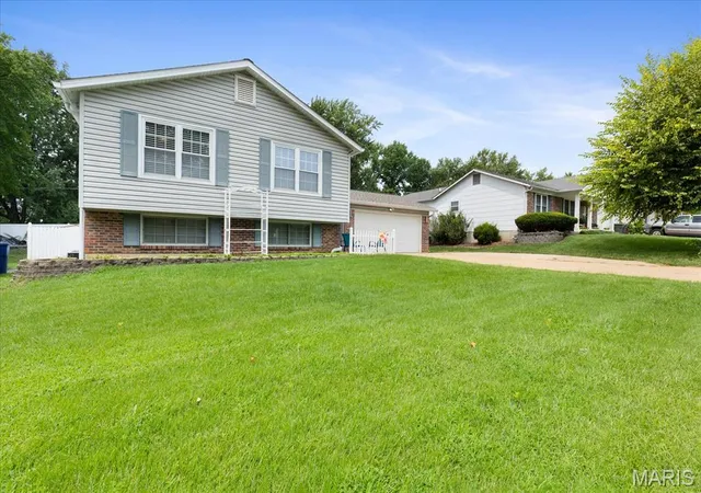 Photo 2 of Sale Pending at 2843 Park Valley Dr, Saint Peters, MO 63376 | MLS# MIS26052118 | Listing updated on 2026-08-31