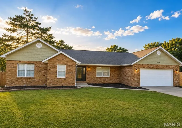 Photo 3 of Sale Pending at 1004 Bradington Ct, Columbia, IL 62236 | MLS# MIS26052123 | Listing updated on 2026-09-03