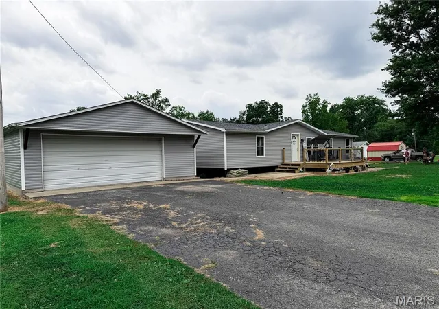 1st image of 307 Oak St, Odin, IL 62870 | MLS# MIS26052126
