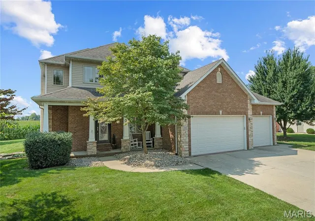 Photo 2 of Single family home for sale at 2045 Grandview Dr, Saint Jacob, IL 62281 | MLS# MIS26052153 | Listing updated on 2026-09-14