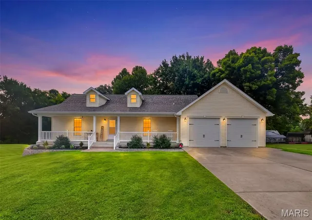 Photo 2 of Single family home for sale at 306 Waggoner Blvd, Elsberry, MO 63343 | MLS# MIS26052158 | Listing updated on 2026-10-02