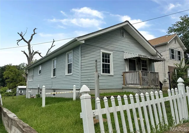Photo 3 of Sale Pending at 9705 Perrin Ave, Saint Louis, MO 63125 | MLS# MIS26052162 | Listing updated on 2026-08-24
