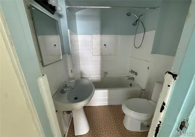 Photo 4 of Sale Pending at 9705 Perrin Ave, Saint Louis, MO 63125 | MLS# MIS26052162 | Listing updated on 2026-08-24