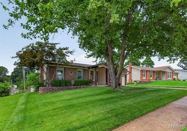 Photo 3 of Sale Pending at 1486 El Camino Dr, Florissant, MO 63031 | MLS# MIS26052166 | Listing updated on 2026-08-17