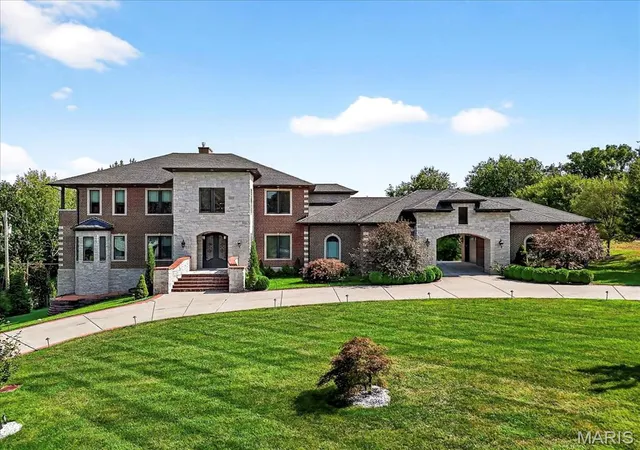 Photo 1 of Mansion for sale at 13354 Thornhill Dr, Saint Louis, MO 63131 | MLS# MIS26052174 | Listing updated on 2026-08-13