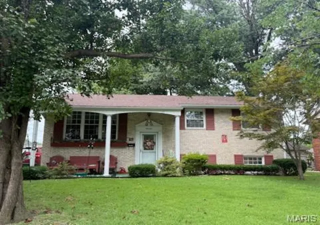 Photo 2 of Sale Pending at 14 Mercer Dr, Granite City, IL 62040 | MLS# MIS26052181 | Listing updated on 2026-08-19