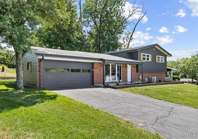 Photo 1 of Single family home for sale at 1112 Trieste Dr, St Louis, MO 63146 | MLS# MIS26052191 | Listing updated on 2026-09-19