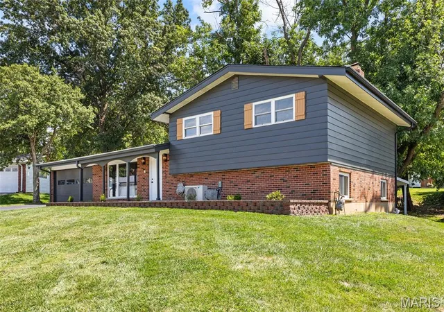 Photo 2 of Single family home for sale at 1112 Trieste Dr, St Louis, MO 63146 | MLS# MIS26052191 | Listing updated on 2026-09-19