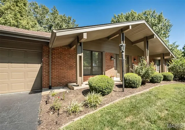 Photo 2 of Single family home for sale at 1538 Woodroyal W Dr, Chesterfield, MO 63017 | MLS# MIS26052218 | Listing updated on 2026-09-28
