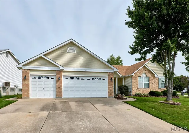 Photo 2 of Single family home for sale at 207 Sassafras Parc Dr, O Fallon, MO 63368 | MLS# MIS26052234 | Listing updated on 2026-10-05