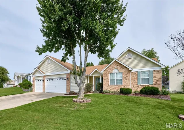 Photo 3 of Single family home for sale at 207 Sassafras Parc Dr, O Fallon, MO 63368 | MLS# MIS26052234 | Listing updated on 2026-10-05