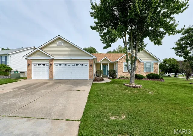 Photo 3 of Single family home for sale at 207 Sassafras Parc Dr, O Fallon, MO 63368 | MLS# MIS26052234 | Listing updated on 2026-10-05