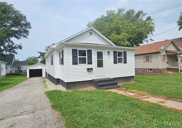1st image of 658 Eccles St, Hillsboro, IL 62049 | MLS# MIS26052237