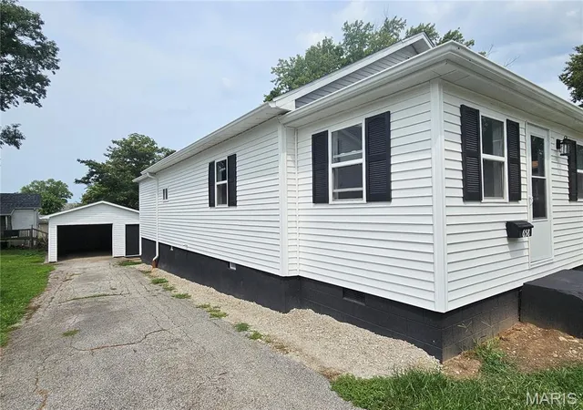 2nd image of 658 Eccles St, Hillsboro, IL 62049 | MLS# MIS26052237