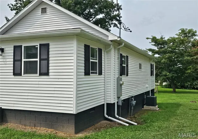 3rd image of 658 Eccles St, Hillsboro, IL 62049 | MLS# MIS26052237