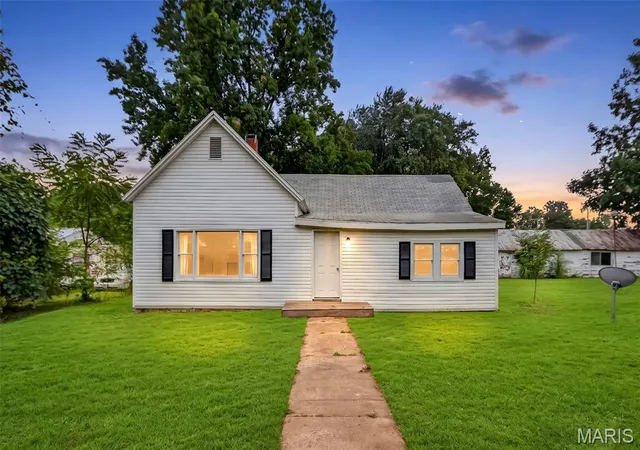 1st image of 806 S 4th St, Clarksville, MO 63336 | MLS# MIS26052246