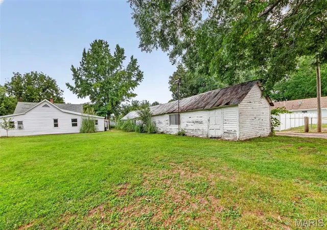 3rd image of 806 S 4Th St, Clarksville, MO 63336 | MLS# MIS26052246