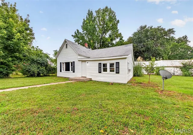 4th image of 806 S 4Th St, Clarksville, MO 63336 | MLS# MIS26052246