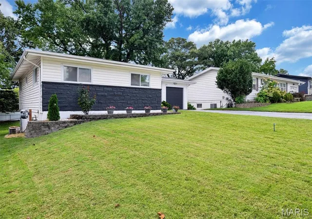 Photo 3 of Sale Pending at 218 Martigney Dr, Saint Louis, MO 63129 | MLS# MIS26052252 | Listing updated on 2026-08-25