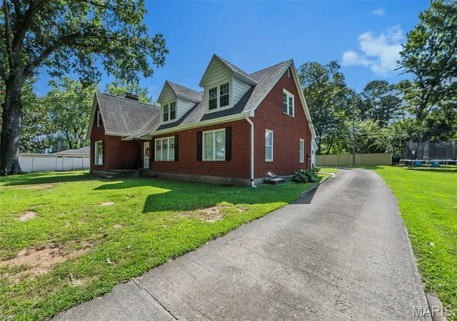 Photo 3 of Sale Pending at 811 E Rodney Dr, Cape Girardeau, MO 63701 | MLS# MIS26052254 | Listing updated on 2026-08-31