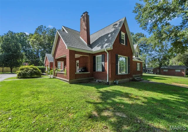 Photo 3 of Sale Pending at 811 E Rodney Dr, Cape Girardeau, MO 63701 | MLS# MIS26052254 | Listing updated on 2026-10-01