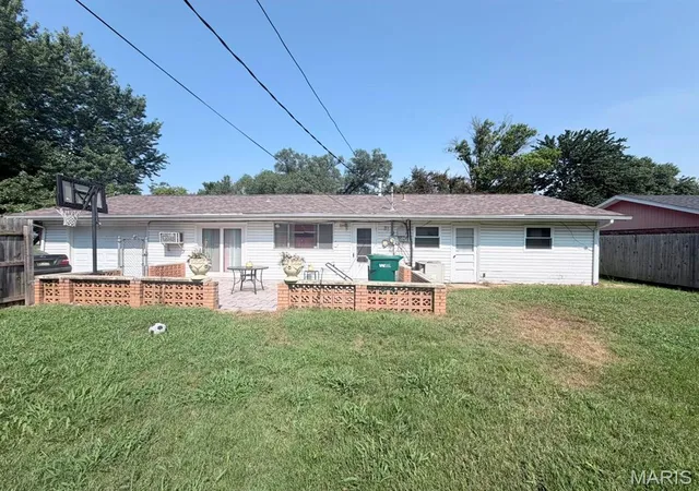Photo 4 of Sale Pending at 214 Donald St, East Saint Louis, IL 62206 | MLS# MIS26052271 | Listing updated on 2026-08-15