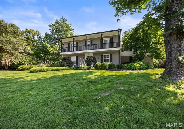 Photo 2 of Single family home for sale at 25 Berkshire Dr, Saint Louis, MO 63117 | MLS# MIS26052276 | Listing updated on 2026-10-03