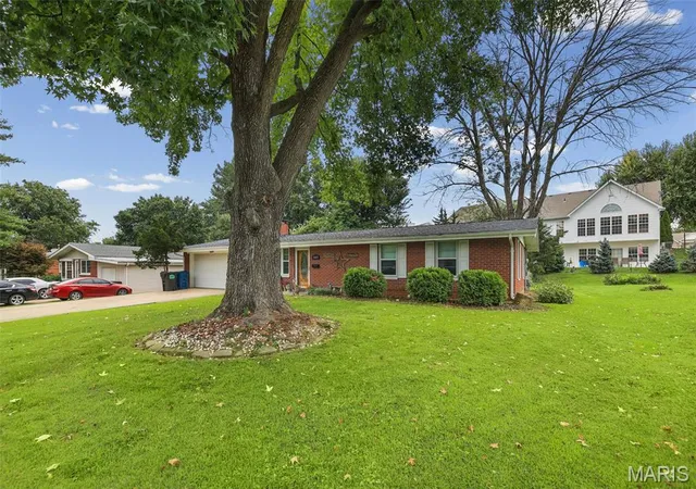 3rd image of 5009 Staten Dr, Godfrey, IL 62035 | MLS# MIS26052295