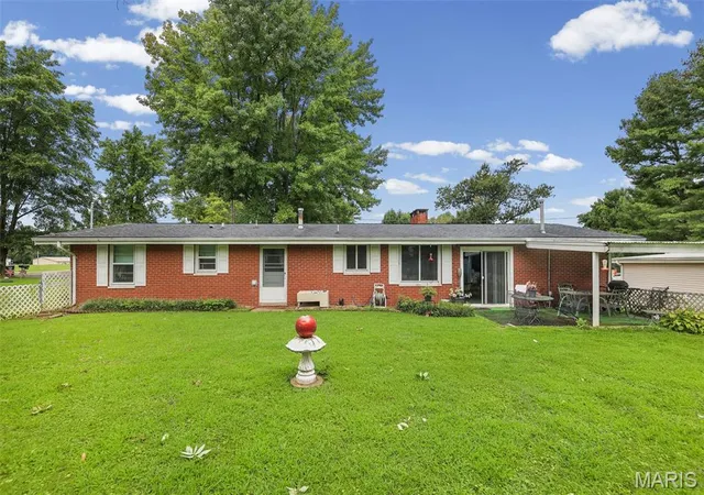 4th image of 5009 Staten Dr, Godfrey, IL 62035 | MLS# MIS26052295