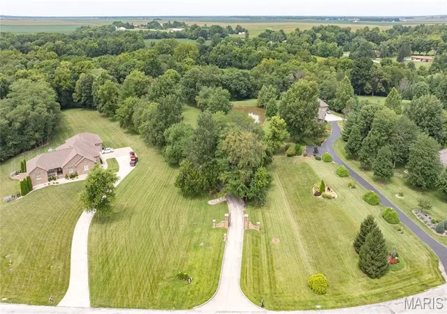 Photo 4 of Single family home for sale at 19339 Hurricane Dr, Carlinville, IL 62626 | MLS# MIS26052309 | Listing updated on 2026-08-17
